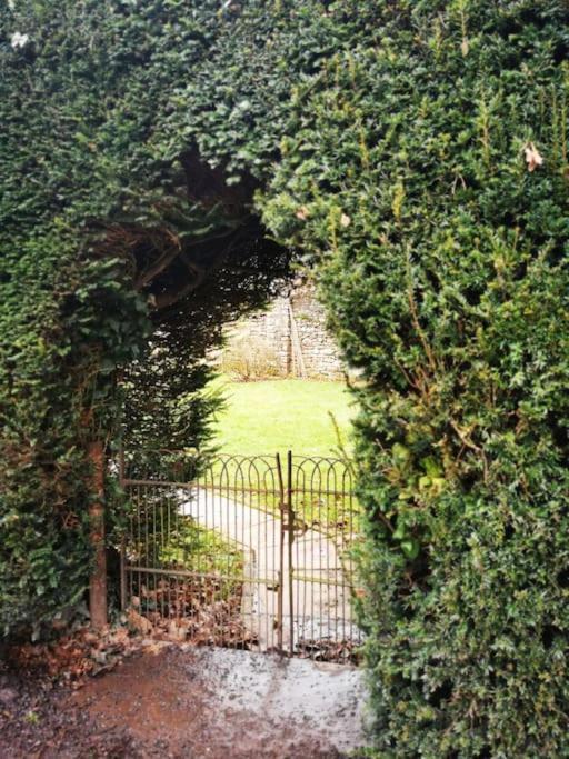 Cecile'S Cottage At Cefn Tilla Court, Usk Kültér fotó