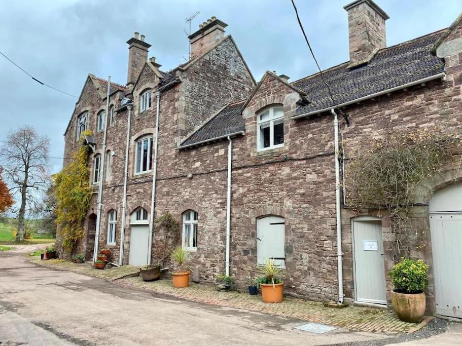 Cecile'S Cottage At Cefn Tilla Court, Usk Kültér fotó